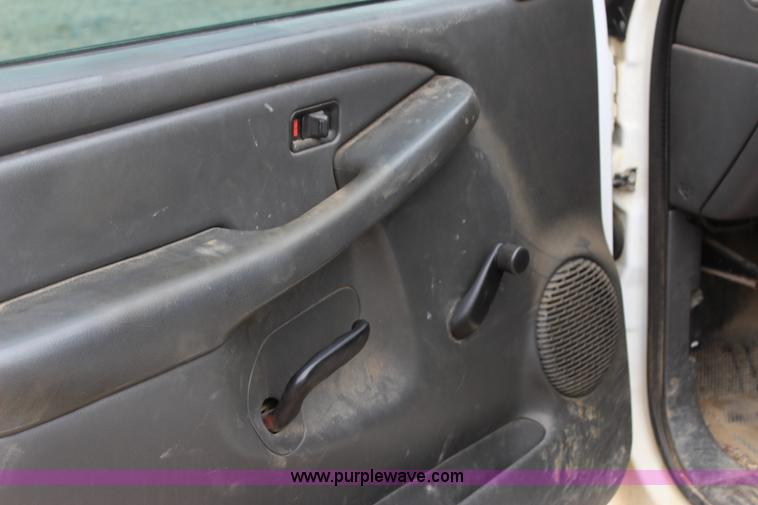 image for item J4340 2006 Chevrolet Silverado 2500HD utility truck