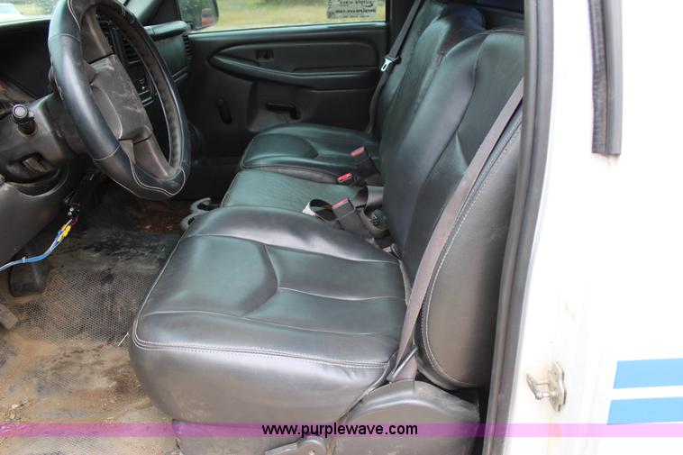 image for item J4340 2006 Chevrolet Silverado 2500HD utility truck