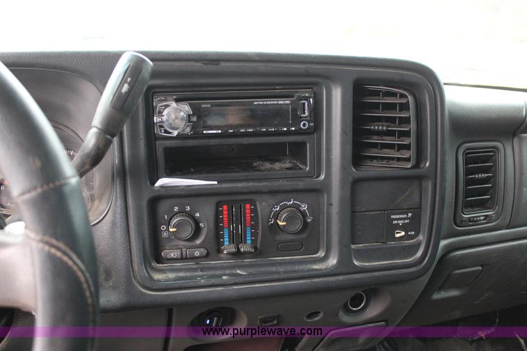 image for item J4340 2006 Chevrolet Silverado 2500HD utility truck