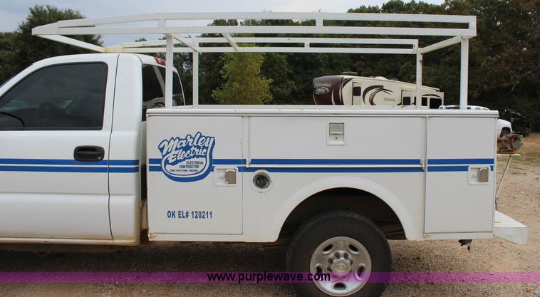 image for item J4340 2006 Chevrolet Silverado 2500HD utility truck