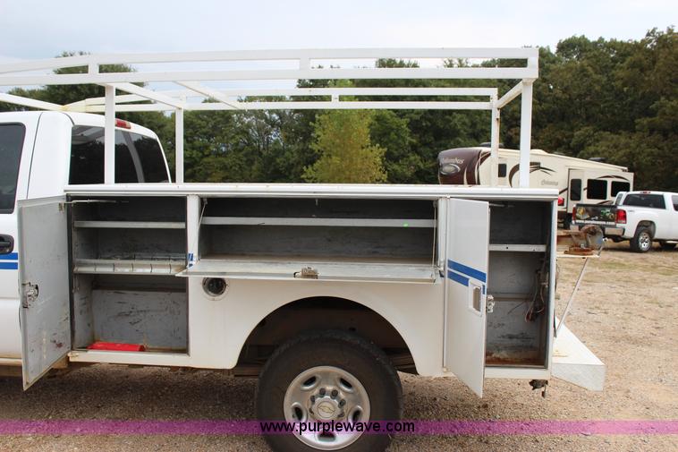 image for item J4340 2006 Chevrolet Silverado 2500HD utility truck
