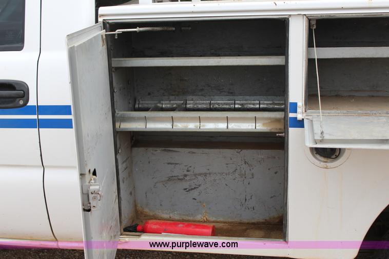 image for item J4340 2006 Chevrolet Silverado 2500HD utility truck