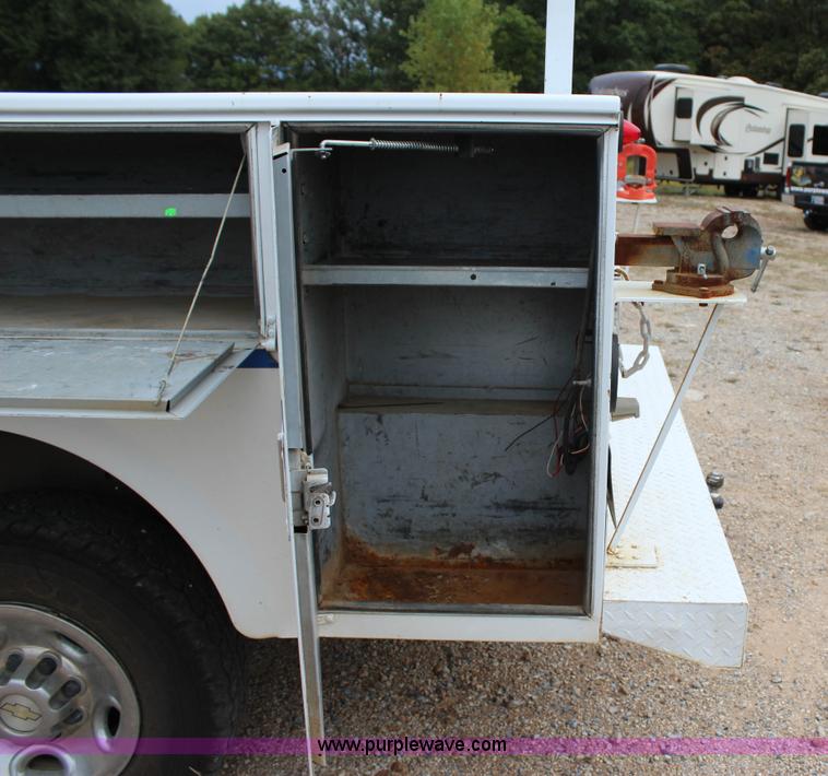 image for item J4340 2006 Chevrolet Silverado 2500HD utility truck