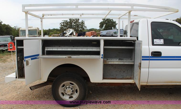 image for item J4340 2006 Chevrolet Silverado 2500HD utility truck