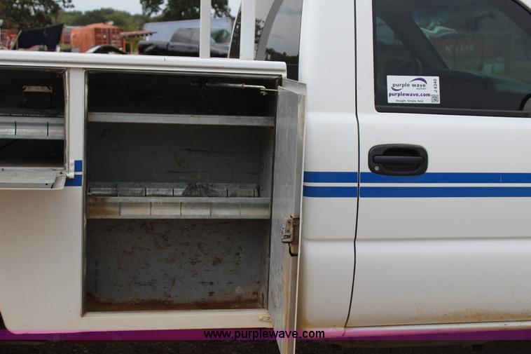 image for item J4340 2006 Chevrolet Silverado 2500HD utility truck