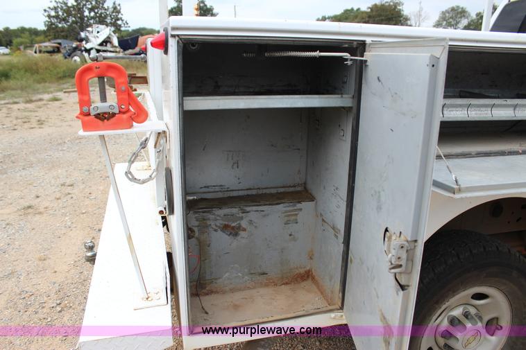 image for item J4340 2006 Chevrolet Silverado 2500HD utility truck