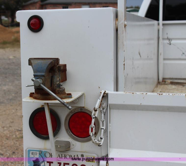 image for item J4340 2006 Chevrolet Silverado 2500HD utility truck