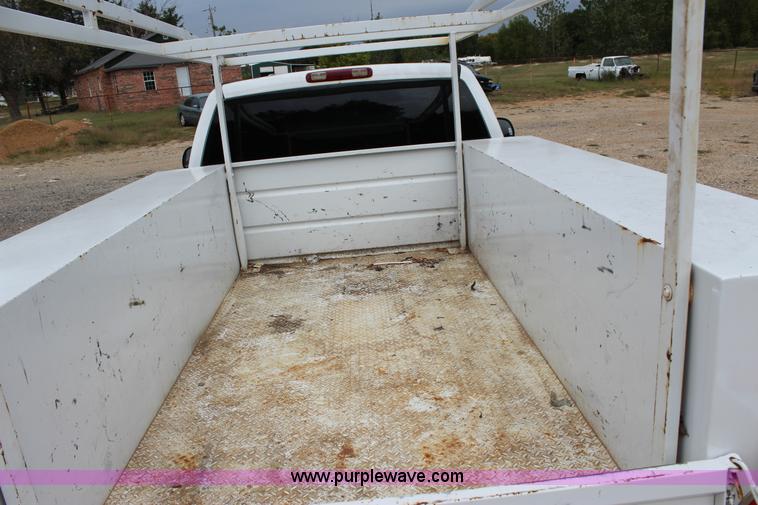 image for item J4340 2006 Chevrolet Silverado 2500HD utility truck