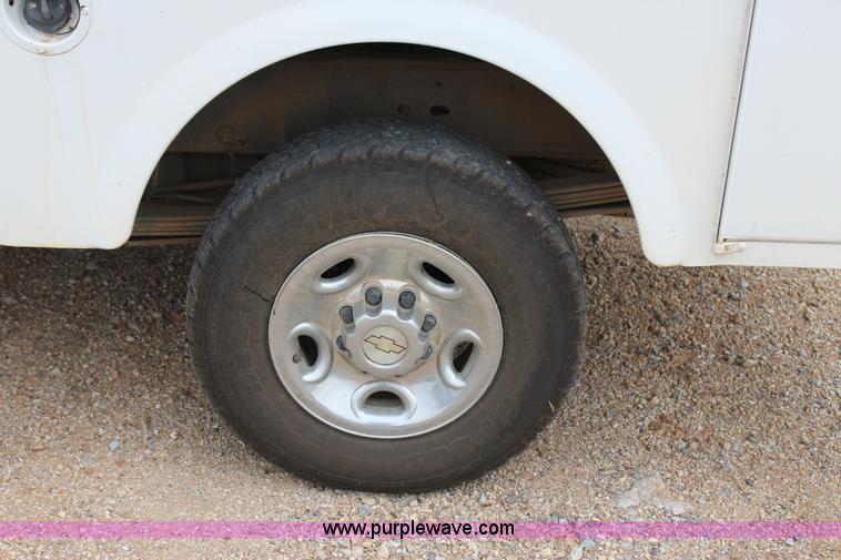 image for item J4340 2006 Chevrolet Silverado 2500HD utility truck