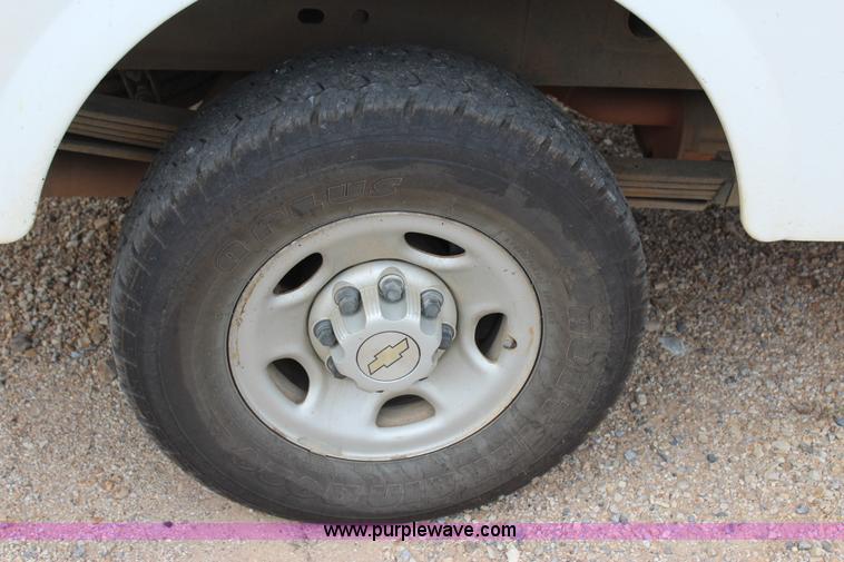 image for item J4340 2006 Chevrolet Silverado 2500HD utility truck
