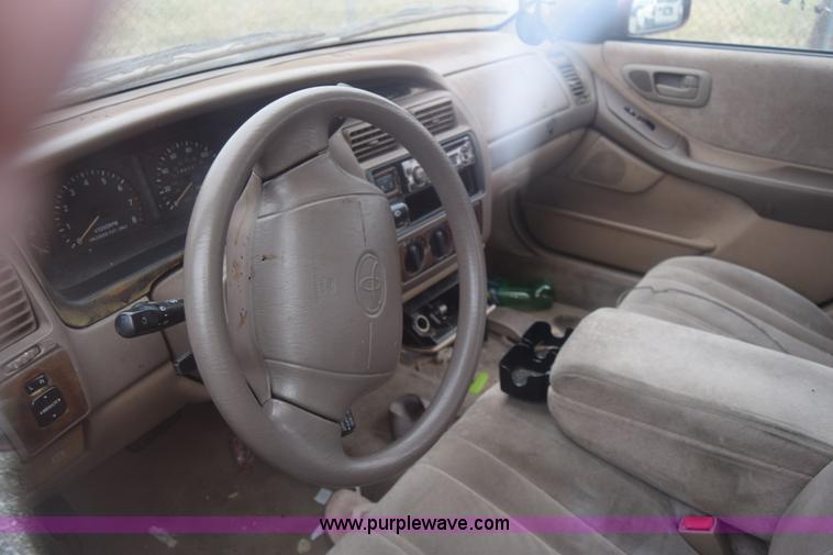 image for item J7016 1995 Toyota Avalon XL