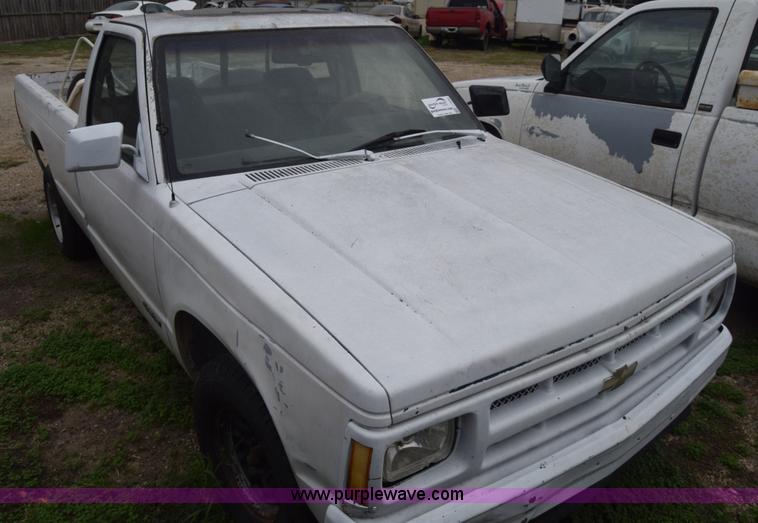 image for item J7020 1991 Chevrolet S10 pickup truck