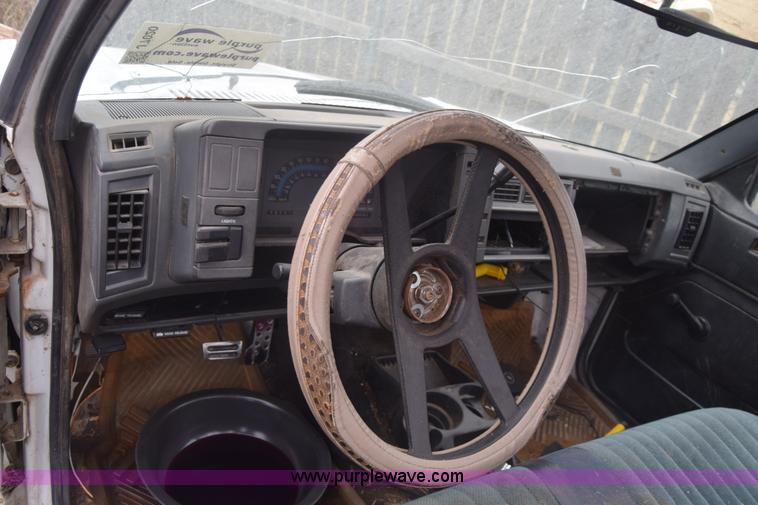 image for item J7020 1991 Chevrolet S10 pickup truck