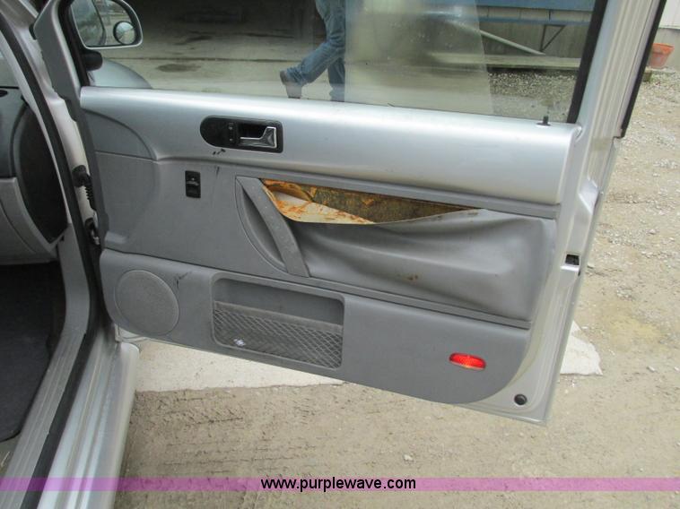 image for item J8733 2000 Volkswagen New Beetle GLX