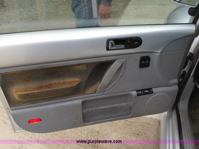 image for item J8733 2000 Volkswagen New Beetle GLX