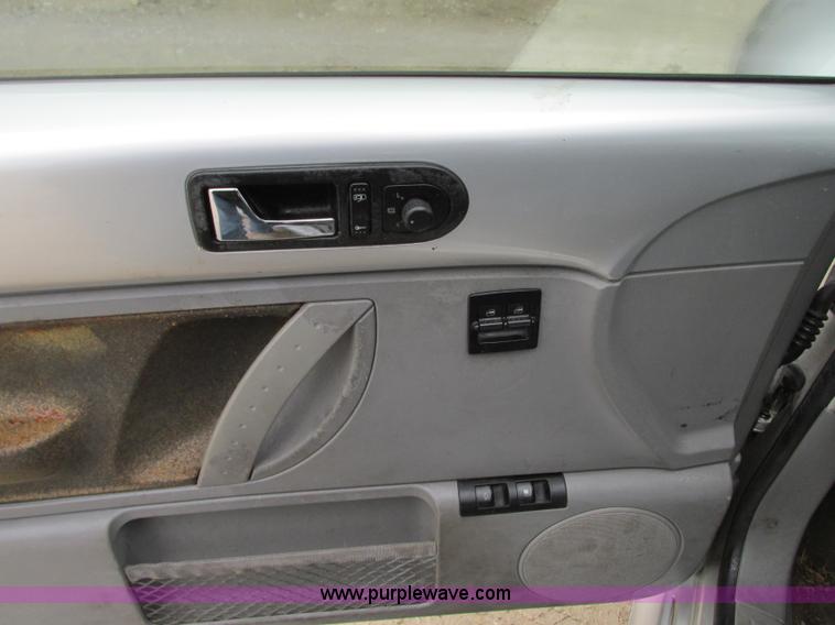 image for item J8733 2000 Volkswagen New Beetle GLX