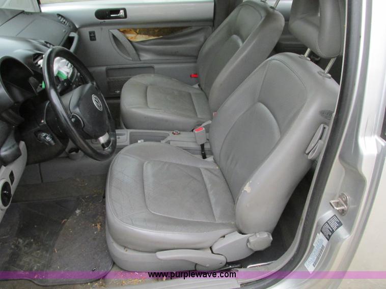 image for item J8733 2000 Volkswagen New Beetle GLX