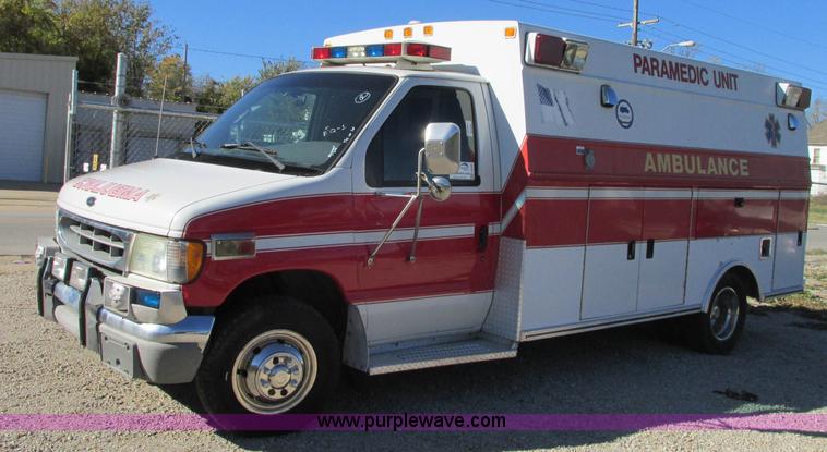 image for item J8734 2001 Ford 800 ambulance