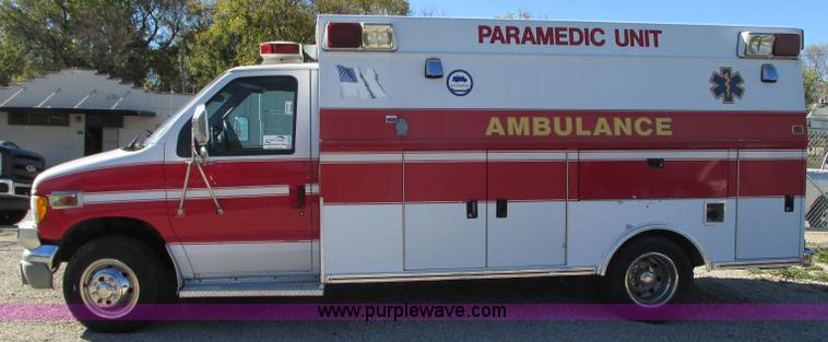 image for item J8734 2001 Ford 800 ambulance