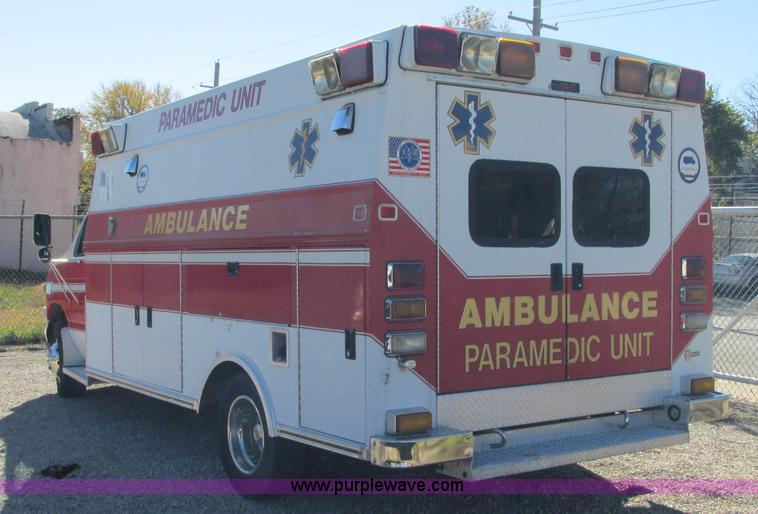 image for item J8734 2001 Ford 800 ambulance