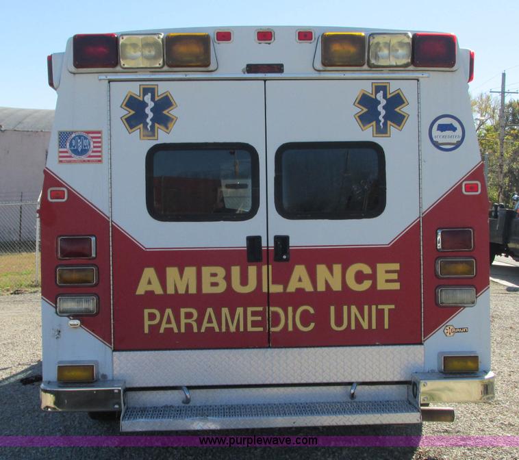 image for item J8734 2001 Ford 800 ambulance