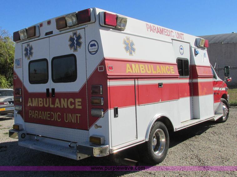 image for item J8734 2001 Ford 800 ambulance