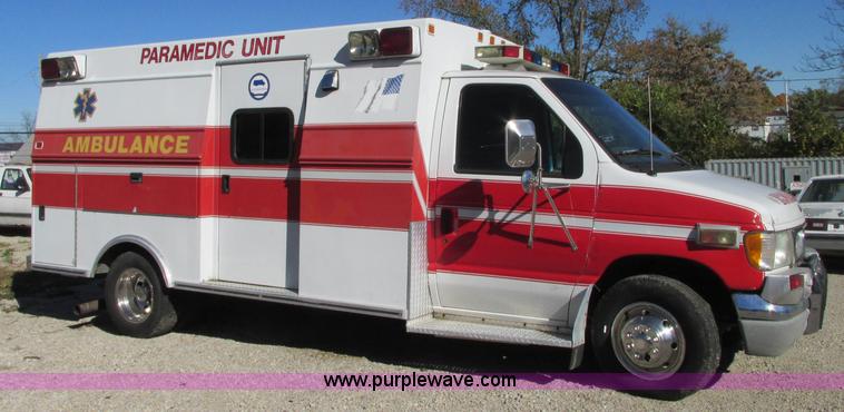 image for item J8734 2001 Ford 800 ambulance