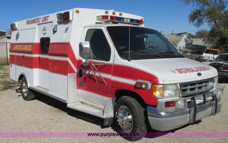 image for item J8734 2001 Ford 800 ambulance