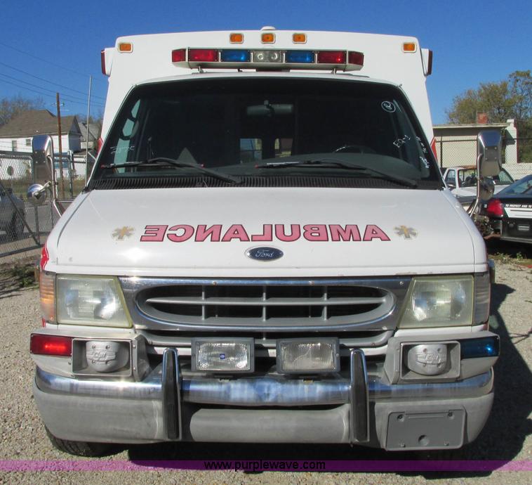 image for item J8734 2001 Ford 800 ambulance
