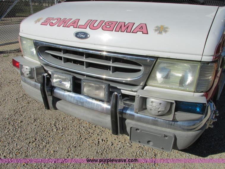 image for item J8734 2001 Ford 800 ambulance