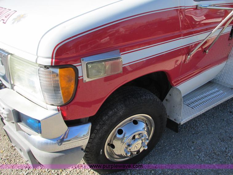 image for item J8734 2001 Ford 800 ambulance