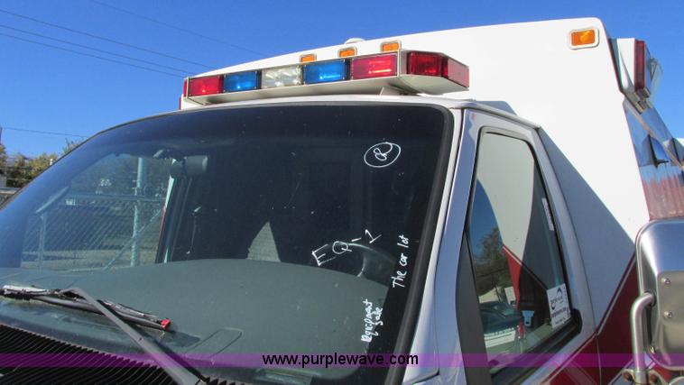 image for item J8734 2001 Ford 800 ambulance