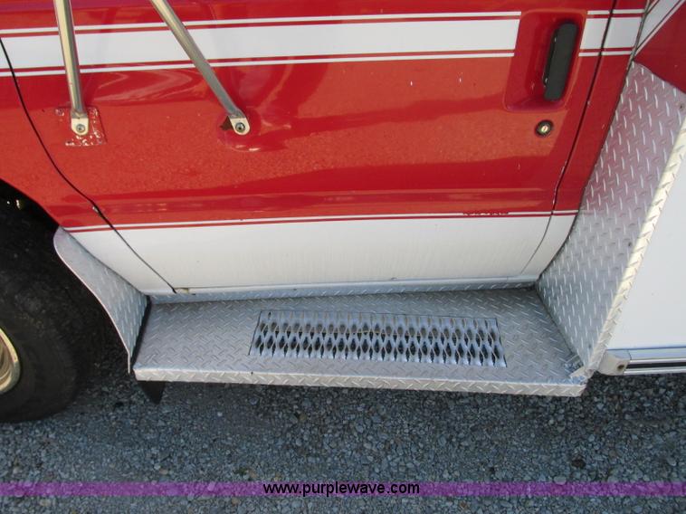 image for item J8734 2001 Ford 800 ambulance