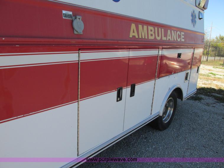 image for item J8734 2001 Ford 800 ambulance