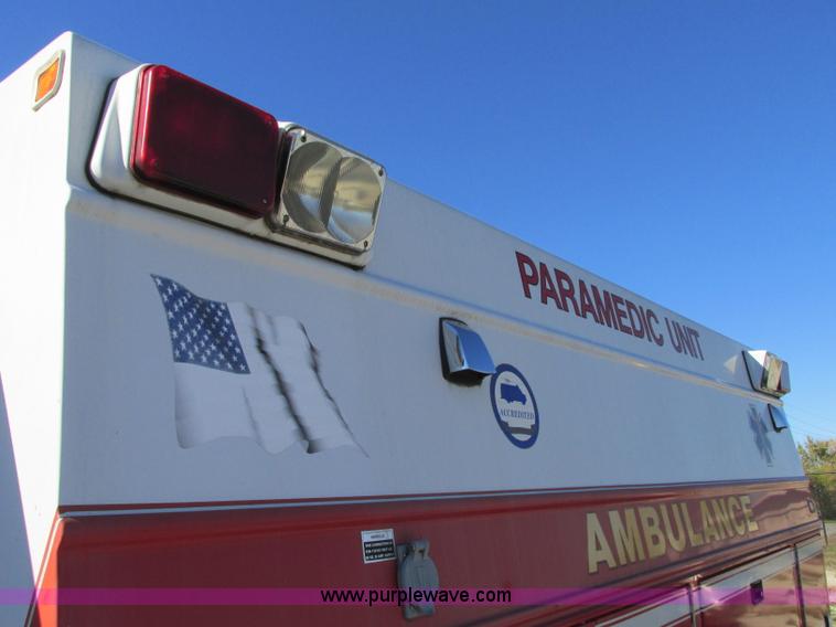 image for item J8734 2001 Ford 800 ambulance