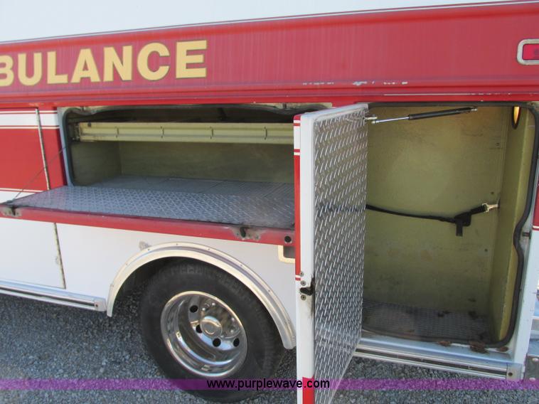 image for item J8734 2001 Ford 800 ambulance
