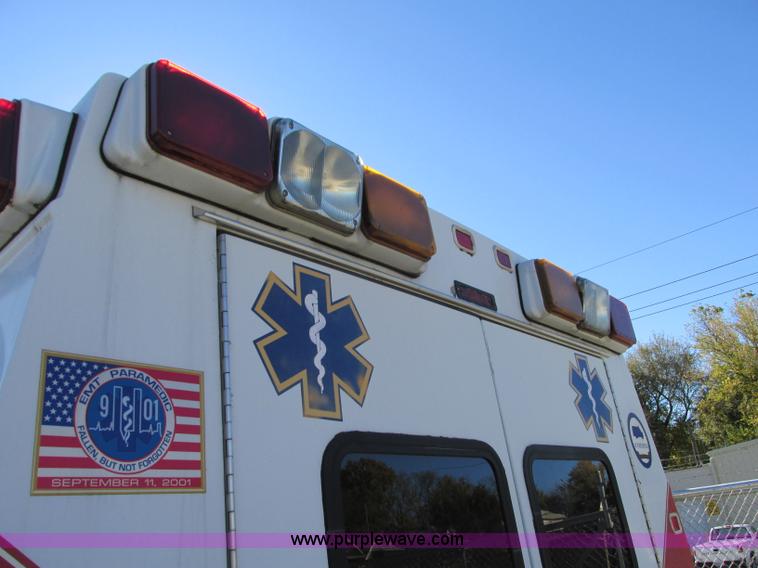 image for item J8734 2001 Ford 800 ambulance
