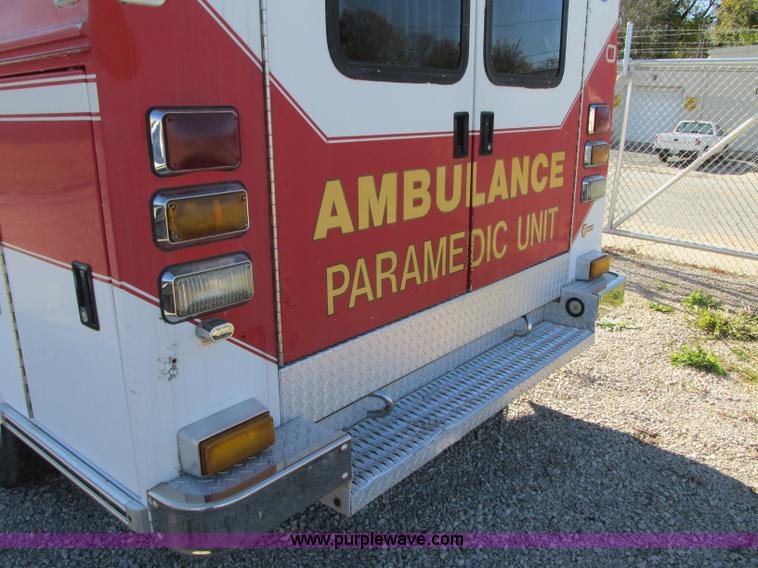 image for item J8734 2001 Ford 800 ambulance