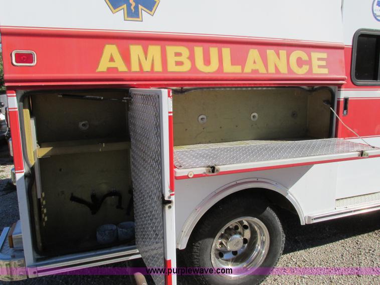 image for item J8734 2001 Ford 800 ambulance