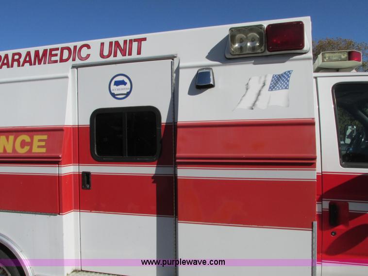 image for item J8734 2001 Ford 800 ambulance