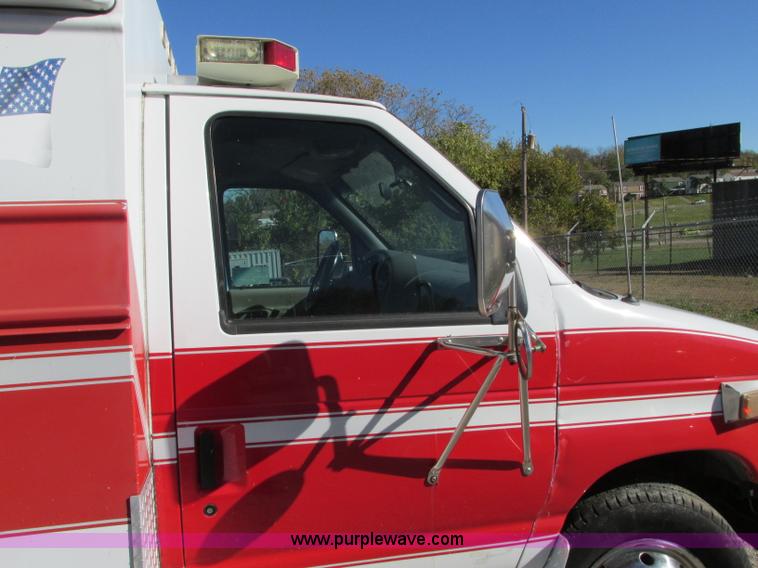 image for item J8734 2001 Ford 800 ambulance