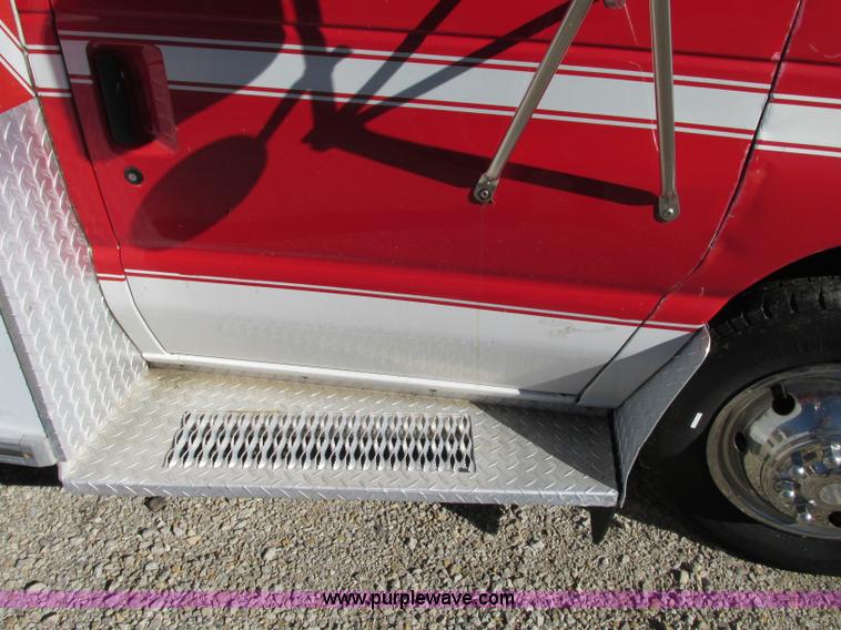 image for item J8734 2001 Ford 800 ambulance