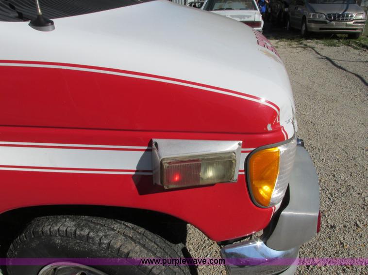 image for item J8734 2001 Ford 800 ambulance