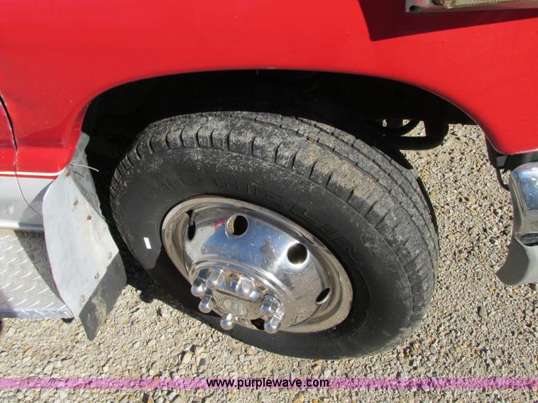 image for item J8734 2001 Ford 800 ambulance