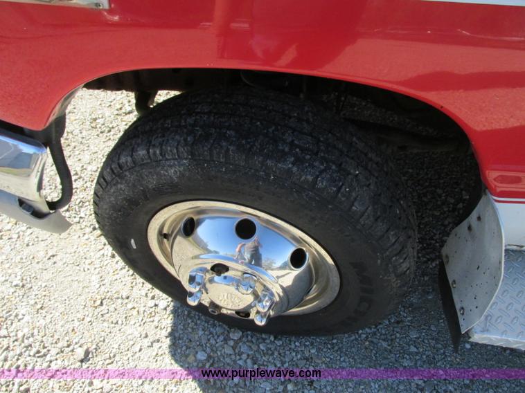 image for item J8734 2001 Ford 800 ambulance