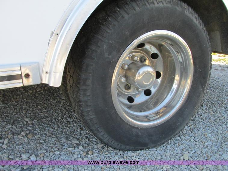 image for item J8734 2001 Ford 800 ambulance