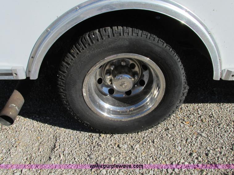 image for item J8734 2001 Ford 800 ambulance