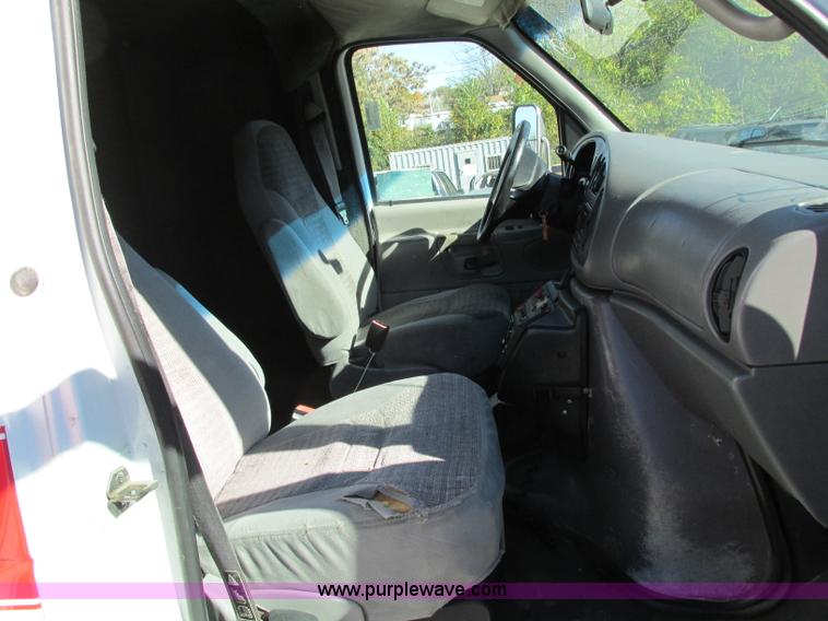 image for item J8734 2001 Ford 800 ambulance