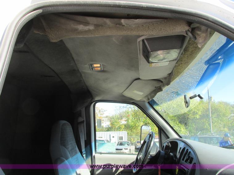 image for item J8734 2001 Ford 800 ambulance