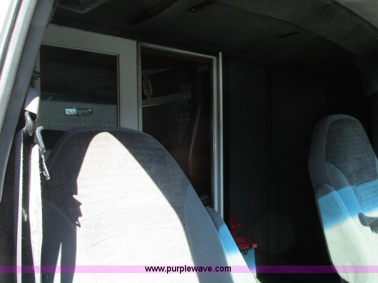 image for item J8734 2001 Ford 800 ambulance